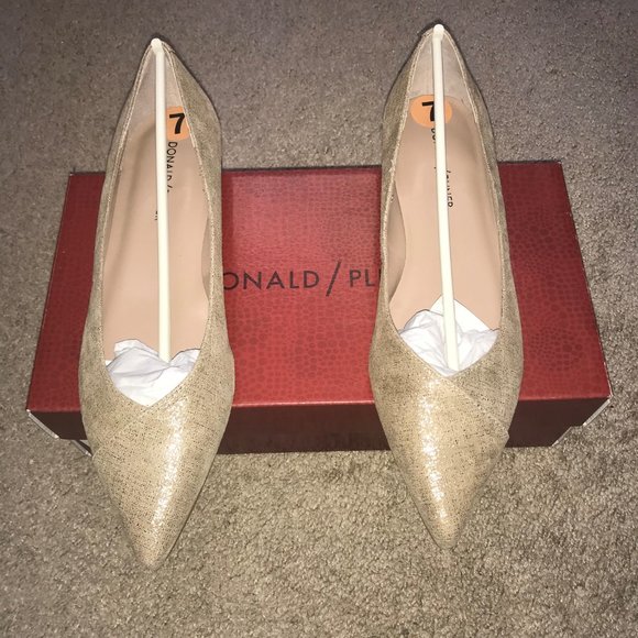 🎉SOLD✨Donald Pliner Suede Pointy Toe Flats- - Picture 2 of 7